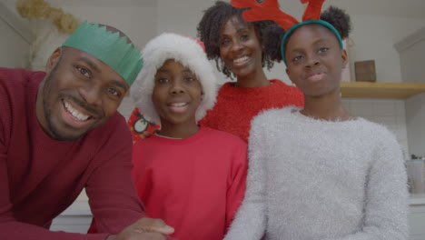 Fröhliche-Familie,-Die-Während-Eines-Weihnachtsvideoanrufs-Direkt-In-Die-Webcam-Spricht-Talking