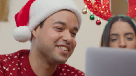 Nahaufnahme-Eines-Paares,-Das-Während-Des-Weihnachtsvideoanrufs-In-Den-Laptop-Spricht