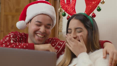 Nahaufnahme-Eines-Fröhlichen-Paares,-Das-Während-Des-Weihnachtsvideoanrufs-In-Den-Laptop-Spricht