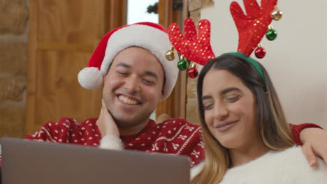 Nahaufnahme-Eines-Paares,-Das-Während-Eines-Weihnachtsvideoanrufs-In-Einen-Laptop-Spricht?