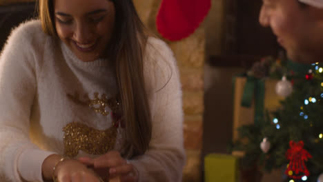 Nahaufnahme-Einer-Jungen-Frau,-Die-Auf-Ein-Weihnachtsgeschenk-Von-Ihrem-Freund-Reagiert?