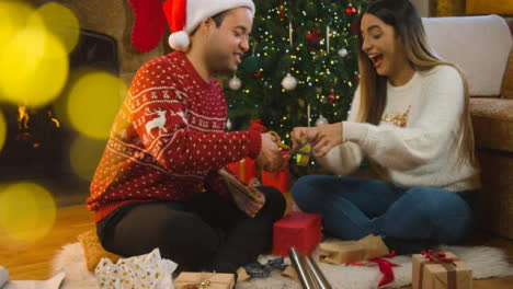 Weitwinkelaufnahme-Eines-Jungen-Paares,-Das-Zusammen-Weihnachtsgeschenke-Verpackt