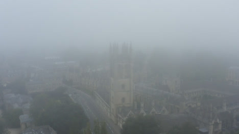 Drohnenschuss-Im-Orbit-Von-Gebäuden-In-Misty-Oxford-02