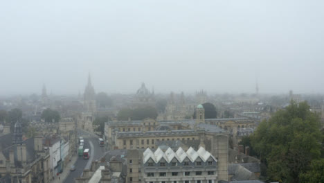 Drohnenschuss-Umkreist-Neblige-Oxford-Skyline-02