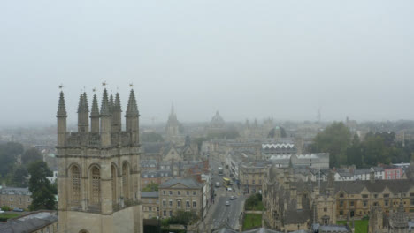 Drohnenschuss-Im-Orbit-Von-Gebäuden-Im-Nebligen-Oxford-13