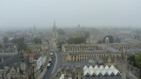 Drohnenschuss-Zieht-Gebäude-Im-Nebligen-Oxford-Hoch