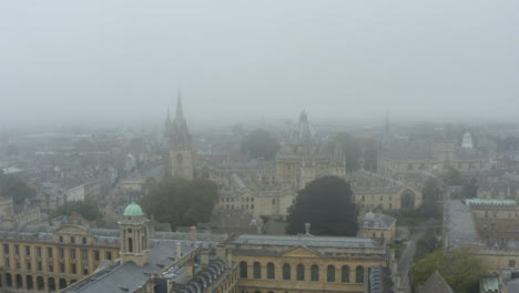 Drohnenschuss-Bewegt-Sich-über-Das-Neblige-Oxford-02