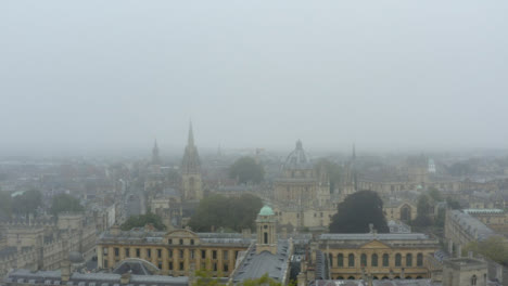 Drohnenschuss-Umkreist-Neblige-Oxford-Skyline-03