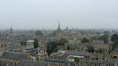 Drone-Shot-Moviéndose-A-Través-De-Misty-Oxford-03