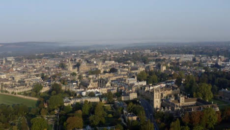 Drone-Shot-Orbitando-El-Horizonte-De-La-Ciudad-De-Oxford-02