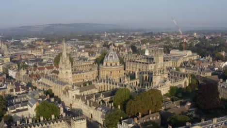 Drone-Shot-Tirando-De-Edificios-En-Oxford-02