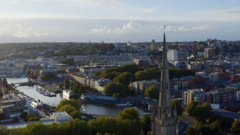 Drone-Orbital-Shot-Elevándose-Por-Encima-De-La-Iglesia-De-Santa-María-Redcliffe