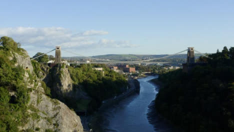 Drone-Shot-Tirando-Hacia-Arriba-Del-Puente-Colgante-De-Clifton-02