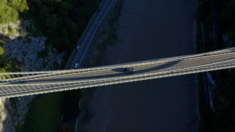 Overhead-Drohne,-Die-über-Die-Clifton-Hängebrücke-Schwenkt-02