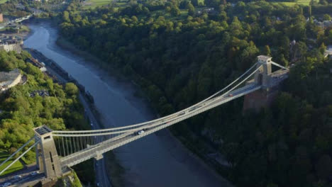 Drohnenaufnahme-über-Kopf,-Die-Sich-Von-Der-Clifton-Hängebrücke-Entfernt