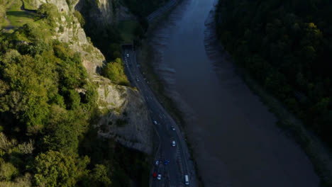 Drohnenschuss-Zieht-Sich-Vom-Fluss-Avon-.-Weg