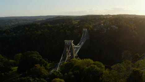 Drone-Shot-Alejándose-Del-Puente-Colgante-De-Clifton-04