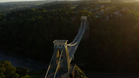 Aufsteigende-Drohne,-Die-Sich-Der-Clifton-Hängebrücke-Nähert