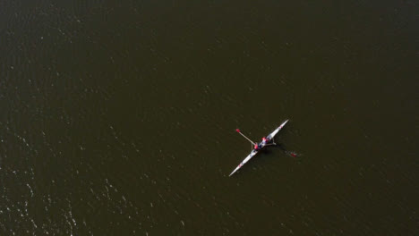 Drohnenschuss-Tracking-Kanu-Rudern-Entlang-Des-Flusses-Severn-01n