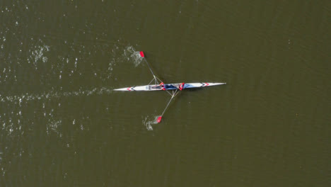 Drohnenschuss-Tracking-Kanu-Rudern-Entlang-Des-Flusses-Severn-02