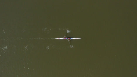 Drone-Shot-Canoa-De-Seguimiento-Remando-A-Lo-Largo-Del-Río-Severn-03