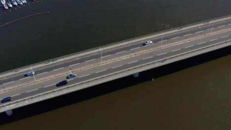 Drohnenschuss-Nähert-Sich-Der-Brücke-Am-Fluss-Severn-02