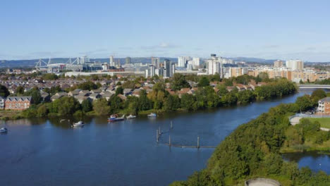 Drone-Shot-Orbitando-El-Horizonte-De-La-Ciudad-De-Cardiff-06