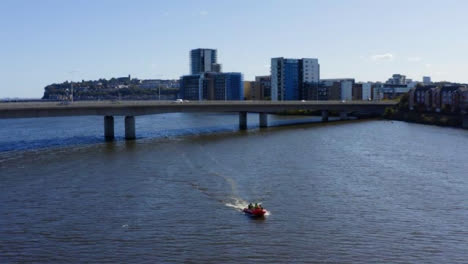 Drohnenaufnahme-Schnellboot-Auf-Dem-Fluss-Severn-River