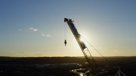 Drone-Shot-Grúa-En-órbita-En-El-Centro-De-La-Ciudad-De-Cardiff-03