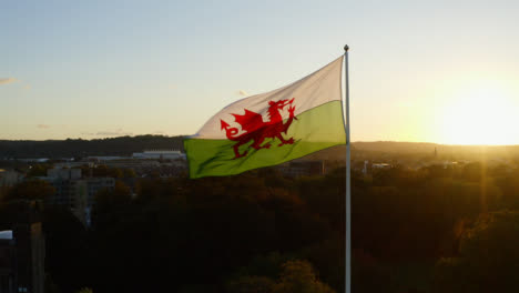 Drohnenaufnahme-Der-Walisischen-Flagge-über-Cardiff-Castle-01