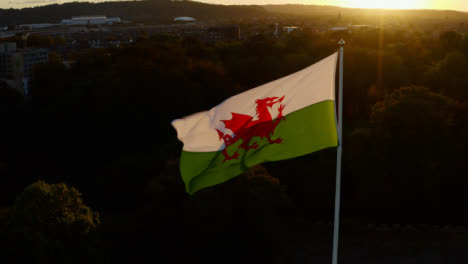 Drohnenaufnahme-Der-Walisischen-Flagge-über-Cardiff-Castle-02