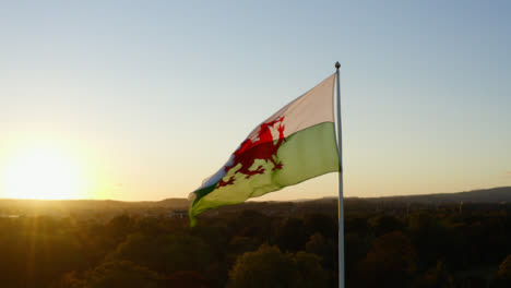 Drohnenschuss-Zieht-Die-Walisische-Flagge-Von-Cardiff-Castles-Herunter-02