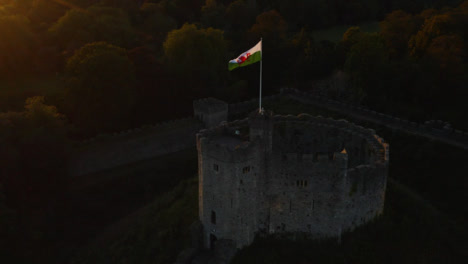 Drone-Shot-Alejándose-Del-Castillo-De-Cardiff-01