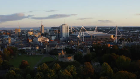 Drohnenschuss-Zieht-Sich-Von-Cardiff-Castle-Weg-02