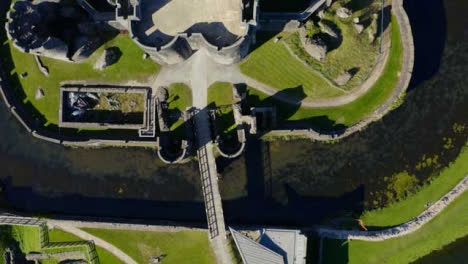 Drohnenschuss-Beim-Überfahren-Von-Caerphilly-Castle-02
