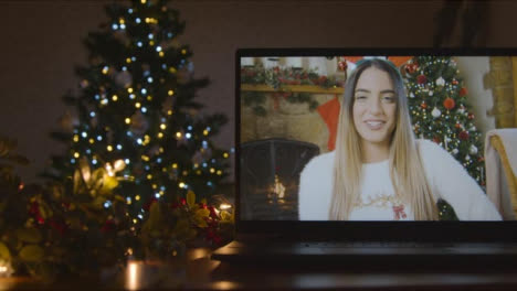 Schieben-Nahaufnahme-Einer-Jungen-Frau-Während-Eines-Videoanrufs-Auf-Dem-Laptop-Bildschirm-In-Weihnachtsumgebung