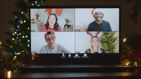 Schiebeschuss-Nähert-Sich-Laptop-Bildschirm-Mit-4-Wege-Split-Screen-Von-Freunden-Im-Weihnachtsgruppen-Videoanruf