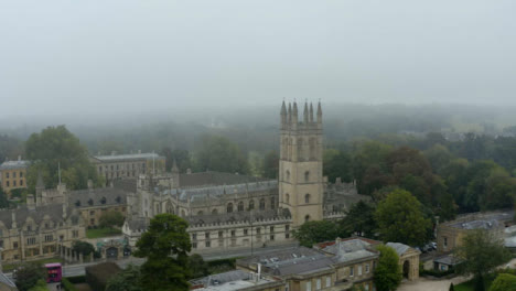 Drone-Shot-Orbitando-Magdalen-College-En-Oxford,-Inglaterra-Versión-Larga