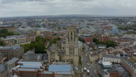 Disparo-De-Drone-Orbitando-Alrededor-Del-Edificio-Wills-Memorial-En-Bristol-Versión-Corta-2-De-2