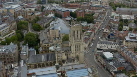 Disparo-De-Drone-Orbitando-La-Parte-Superior-Del-Edificio-Wills-Memorial-En-Bristol-Versión-Corta-1-De-2