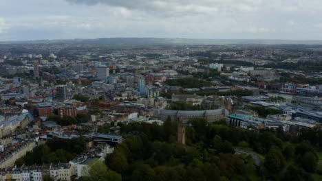 Drohnenschuss-Umkreist-Die-Skyline-Der-Stadt-Bristol-Langversion