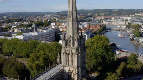 Drohnenschuss-Fliegt-über-St.-Mary-Redcliffe-Church-Langversion