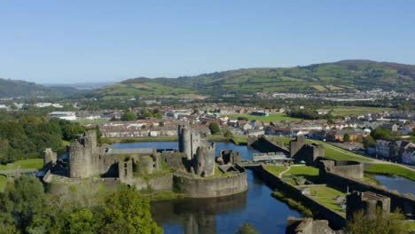 Drohnenschuss-Umkreist-Caerphilly-Castle-In-Wales-Kurzversion-3-Von-3