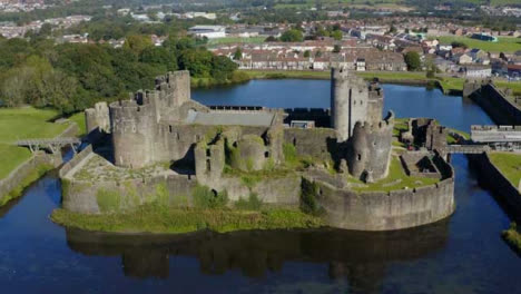 Drohnenschuss-Im-Orbit-Um-Caerphilly-Castle-Kurzversion-1-Von-2