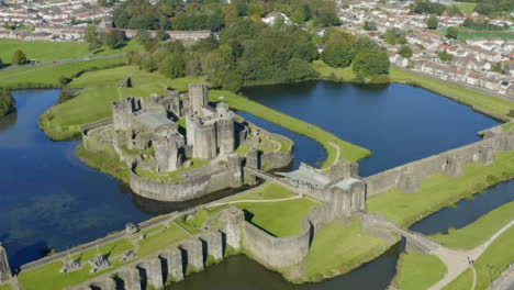 Drohnenaufnahme-Im-Orbit-Um-Caerphilly-Castle-In-Wales-Kurzversion-1-Von-2