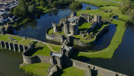 Drohnenaufnahme-Im-Orbit-Um-Caerphilly-Castle-In-Wales-Kurzversion-2-Von-2