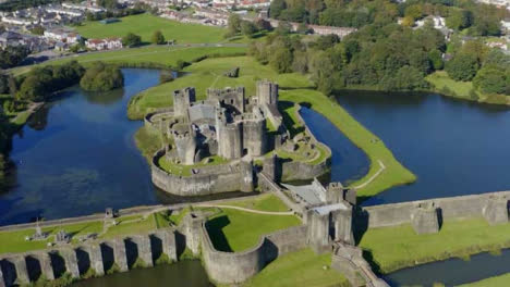 Drohnenaufnahme-Im-Orbit-Um-Caerphilly-Castle-In-Wales-Langversion