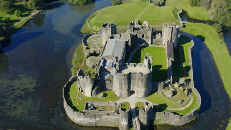 Drohnenschuss-Beim-Wegfahren-Von-Caerphilly-Castle-Kurzversion-1-Von-2