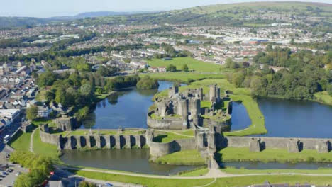 Drohnenschuss-Beim-Wegziehen-Von-Caerphilly-Castle-Kurzversion-2-Von-2