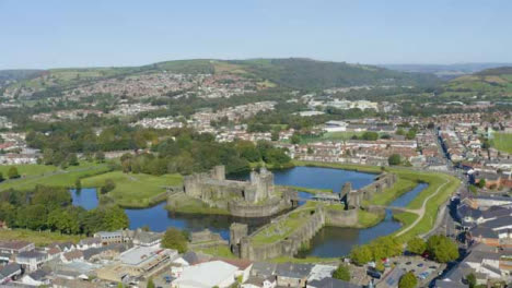 Drohnenschuss-Im-Orbit-Von-Caerphilly-Castle-Und-Graben-Kurzversion-2-Von-2